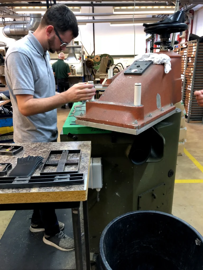Besök på Loake fabriken i England skinnavdelningen stansning av skor ovanläder